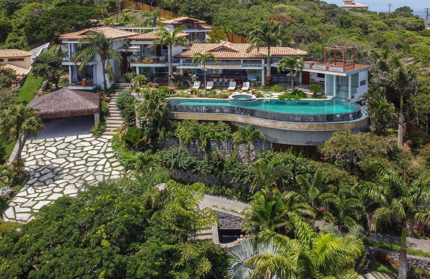 MANSÃO COM VISTA PARA PRAIA DA FERRADURA